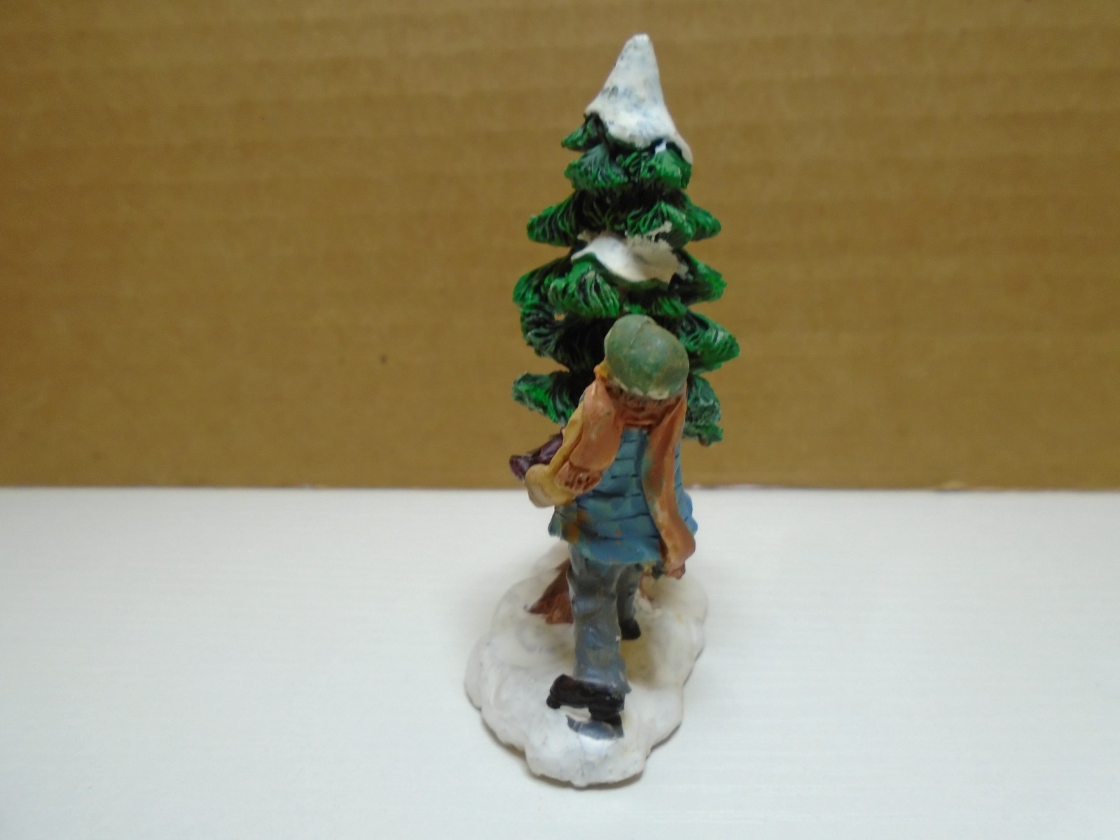 CHRISTMAS VILLAGE TWO BOYS SAWING DOWN A CHRISTMAS TREE 3″ FIGURE UNBRANDED