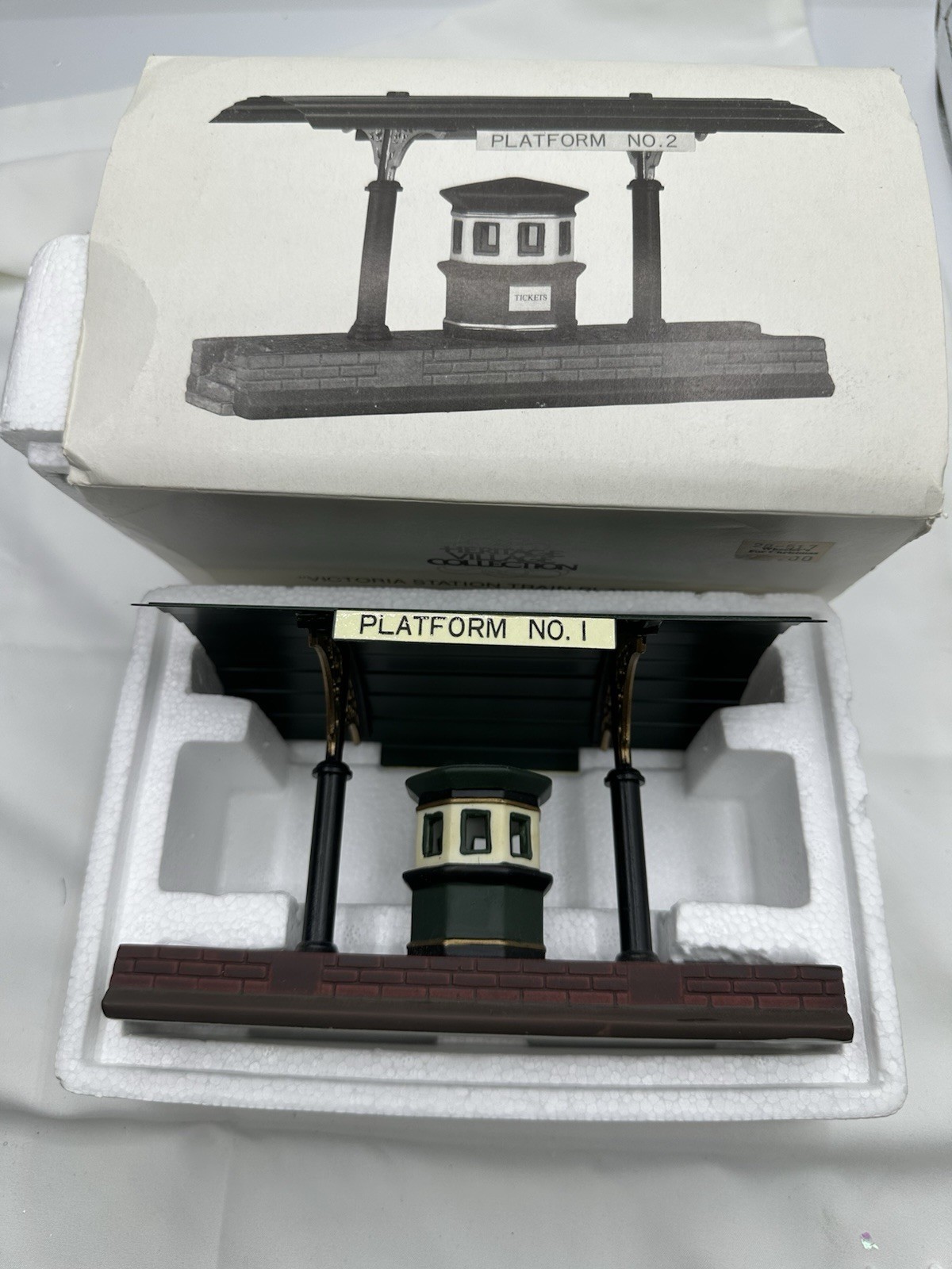 Department 56 Hertigage Victoria Station Train platform #55751 1990 Ret 1999