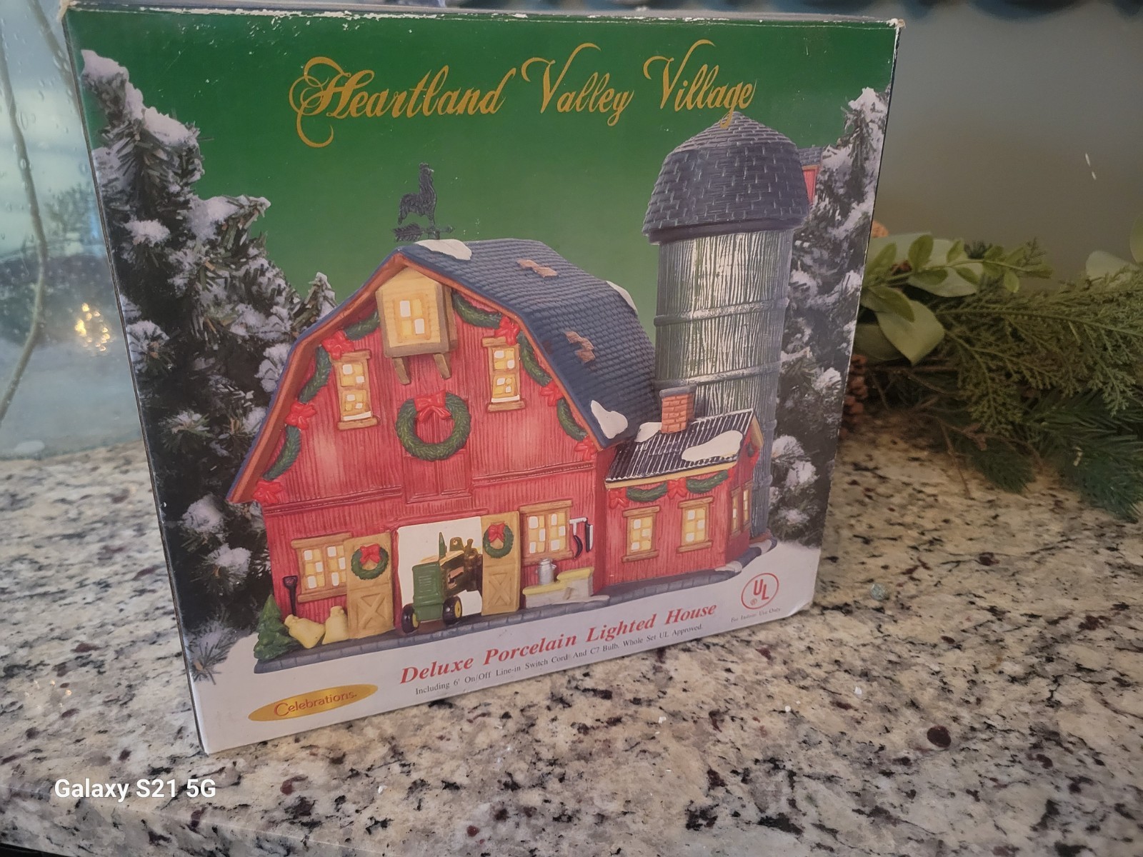 Heartland Valley Village Deluxe Porcelain Lighted Red Barn In Original Box