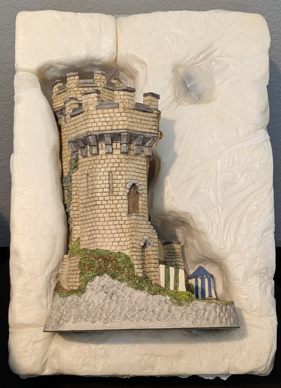 David Winter Cottages 1994 “The Kingmaker’s Castle” – Carnival Edition #233/2750