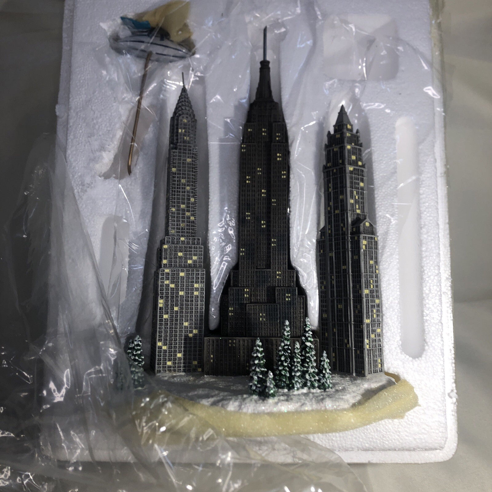 Hawthorne Village “New York Skyline” 2009 Sculpture #A0263 NYY Baseball Fever