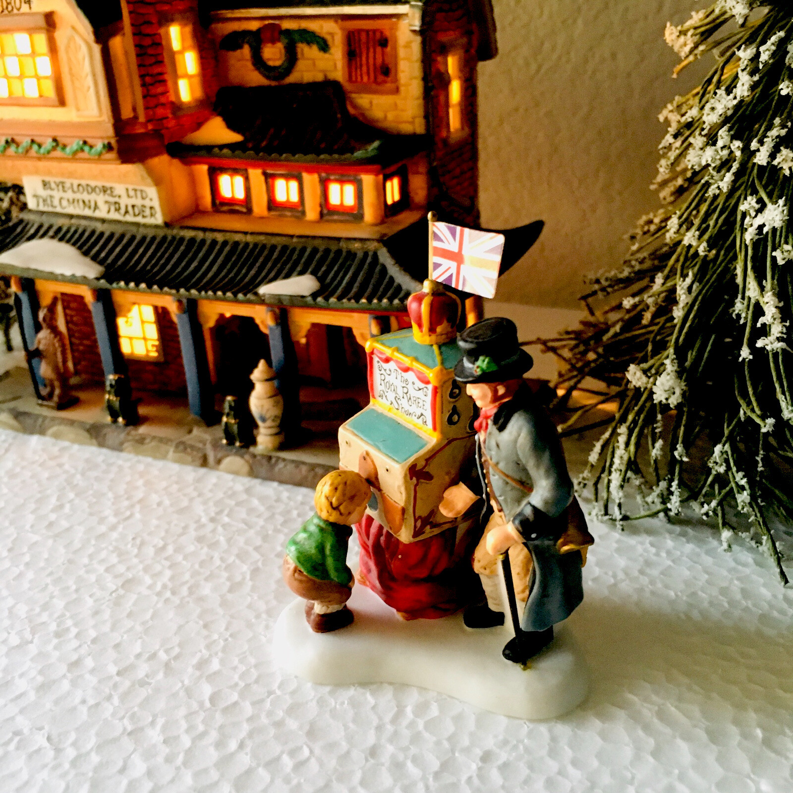 Dept 56 THE CHINA TRADER Dickens Christmas Village Building w/ Halfpenny Showman
