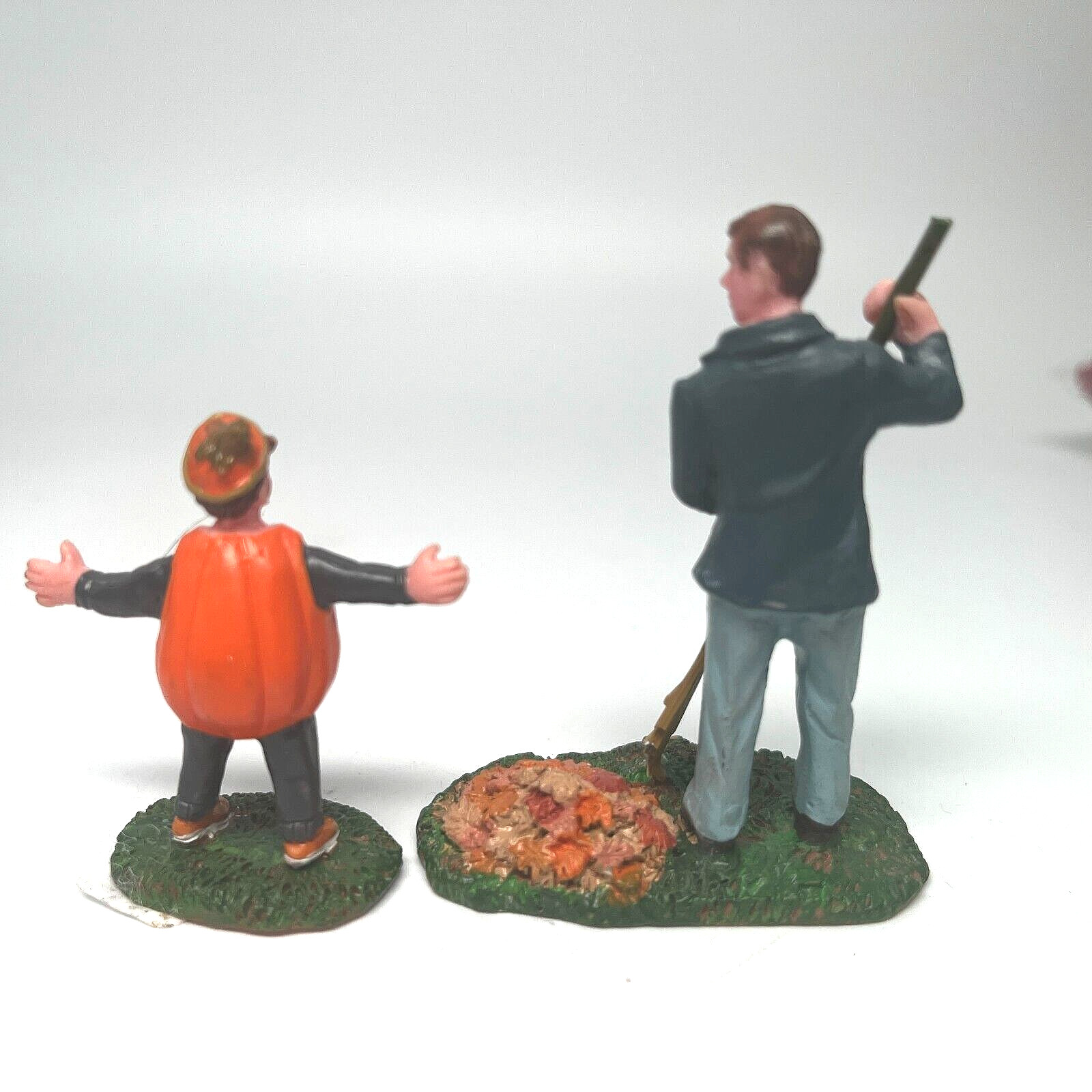 Lemax Spooky Town Set GREAT COSTUME PUN’KIN!, PUMPKIN STREET LIGHTS, FALL LEAVES