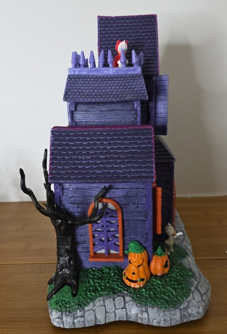 Disney Mickey & Friends Haunted House Halloween Village 9-Piece Set Lights NEW