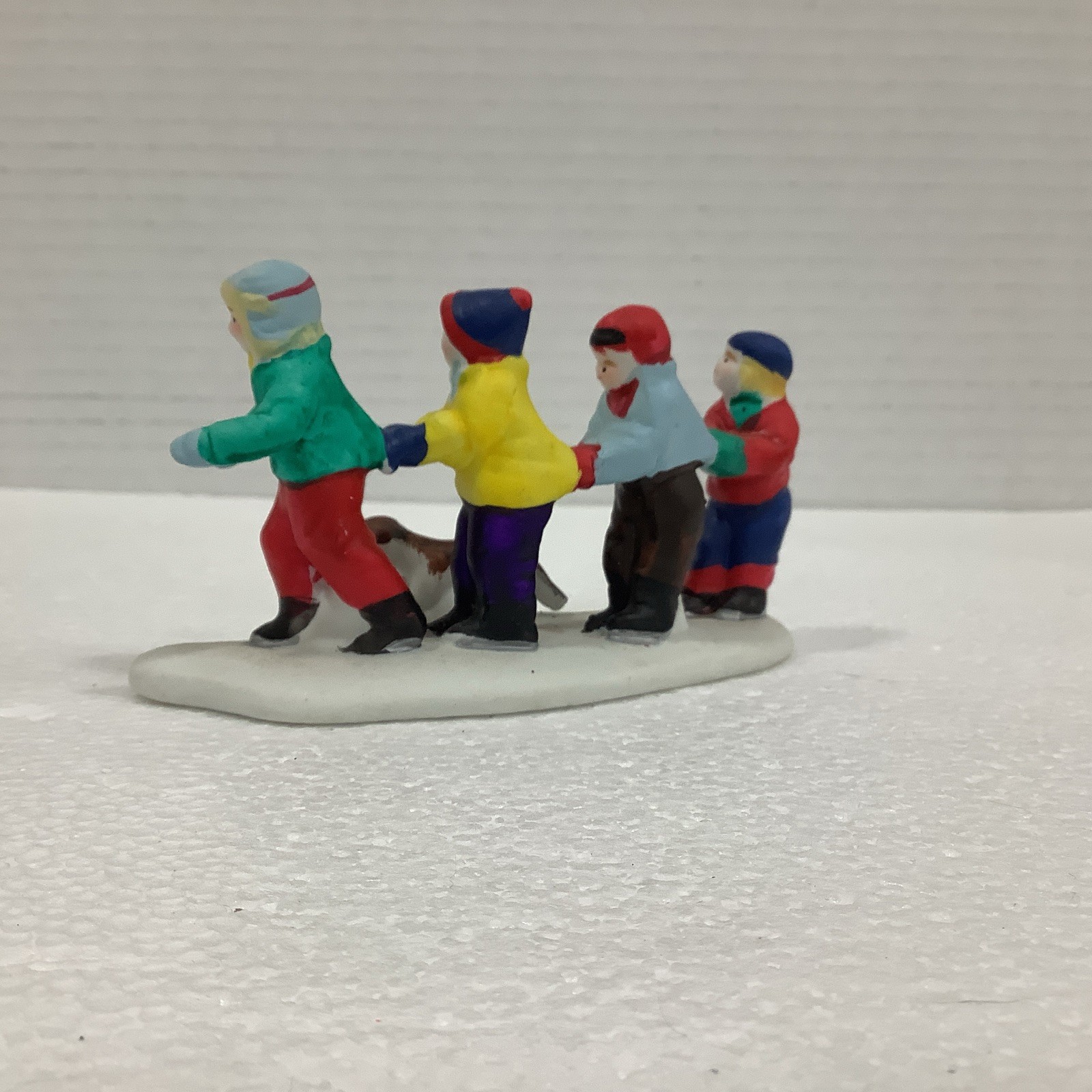 Lemax Hearthside Village 53142 Porcelain Train Of Skaters 1995 Accessory