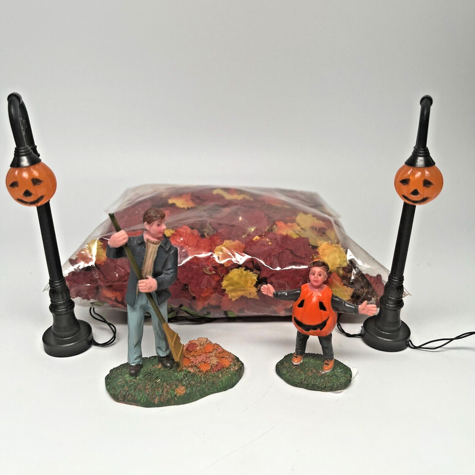 Lemax Spooky Town Set GREAT COSTUME PUN’KIN!, PUMPKIN STREET LIGHTS, FALL LEAVES