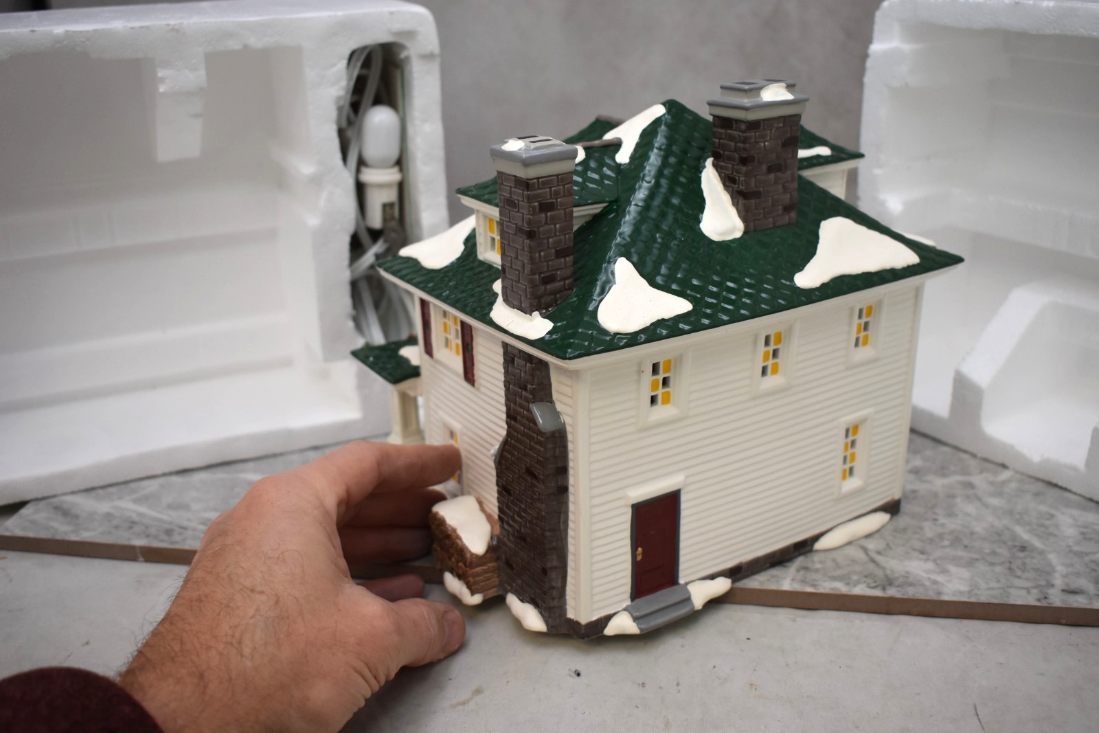 Christmas Snow Village ‘Crosby House’ Unused, Comes with Light (CA17) chalice co