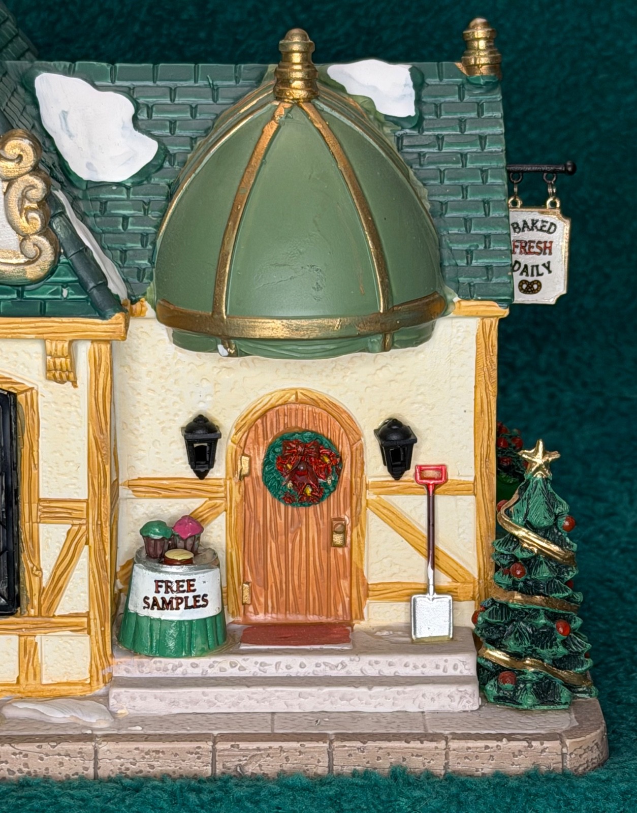 LEMAX KRINGLE’S EUROPEAN BAKERY #35509 LIGHTED CHRISTMAS BUILDING – GREAT w/BOX!