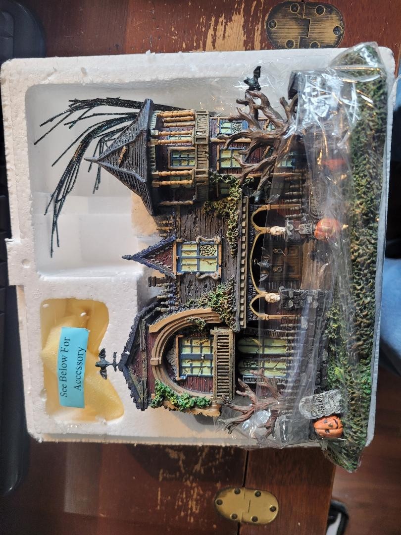Hawthorne Village The Munsters 1313 Mockingbird Lane House Numbered COA 2004