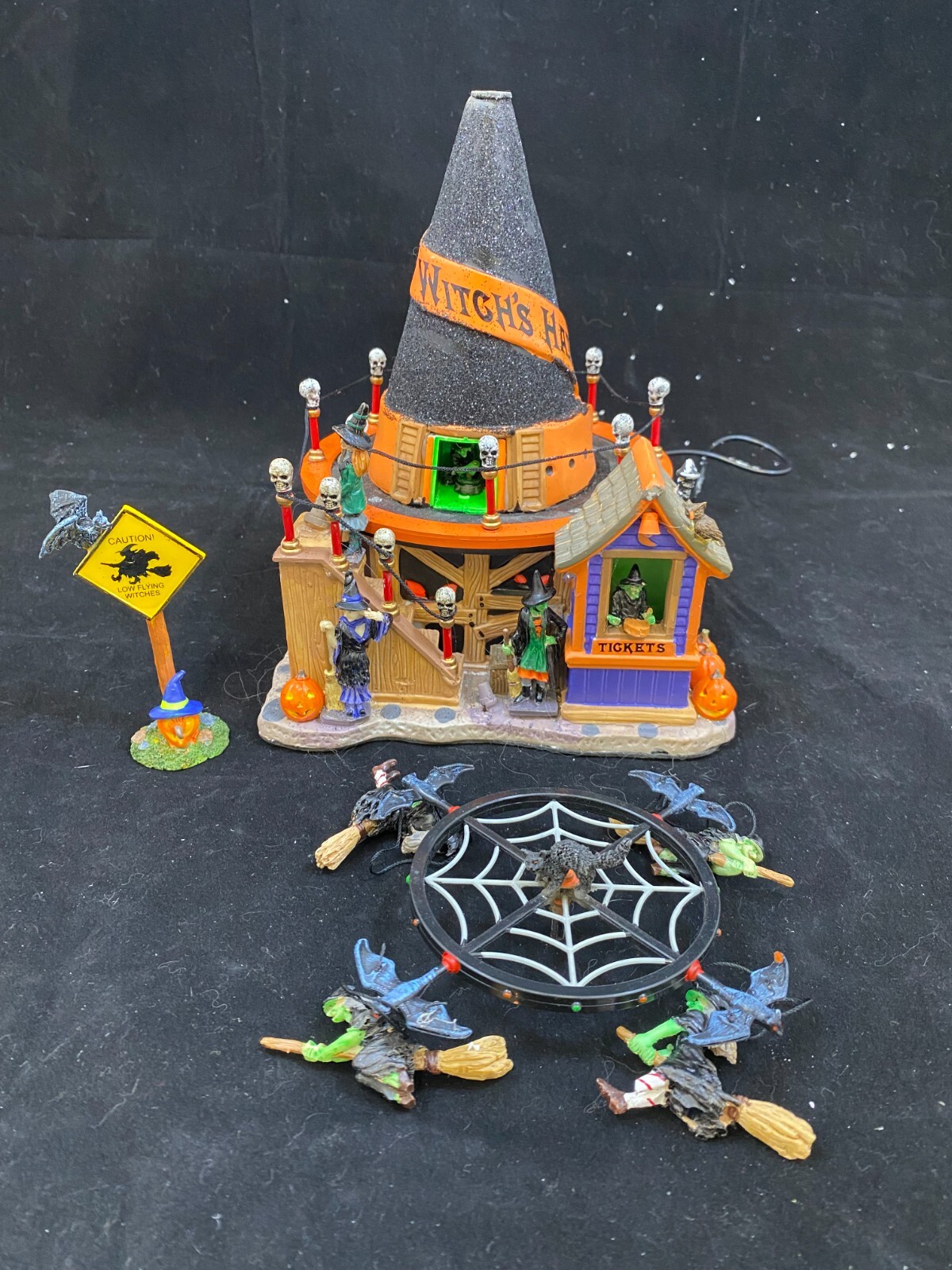 LEMAX SPOOKY TOWN WITCHES HAT CARNIVAL RIDE & LOW FLYING SIGN ANIMATED MUSICAL