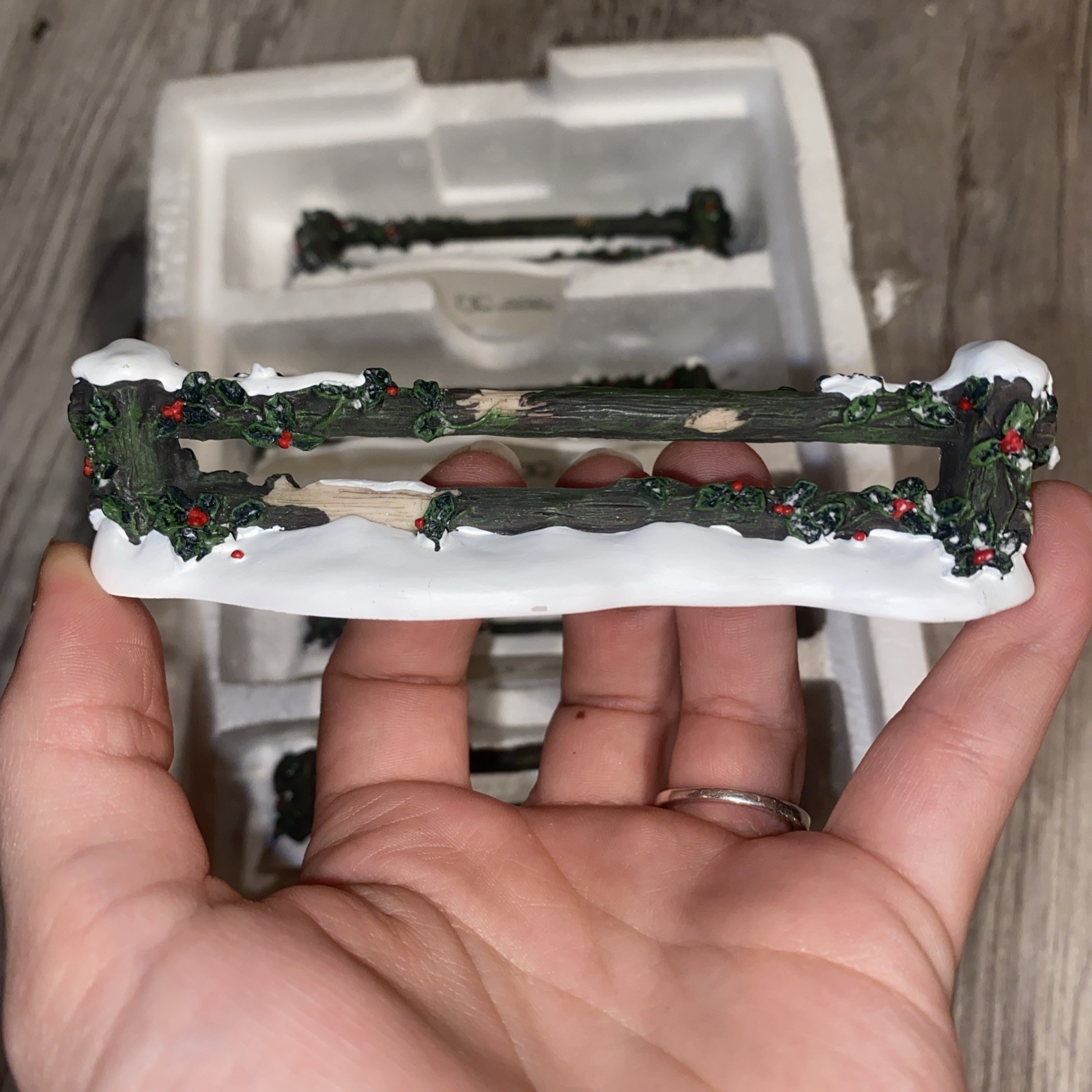 Dept 56 HOLLY SPLIT RAIL FENCE (Set of 5) – Village Assessory #52722 Retired