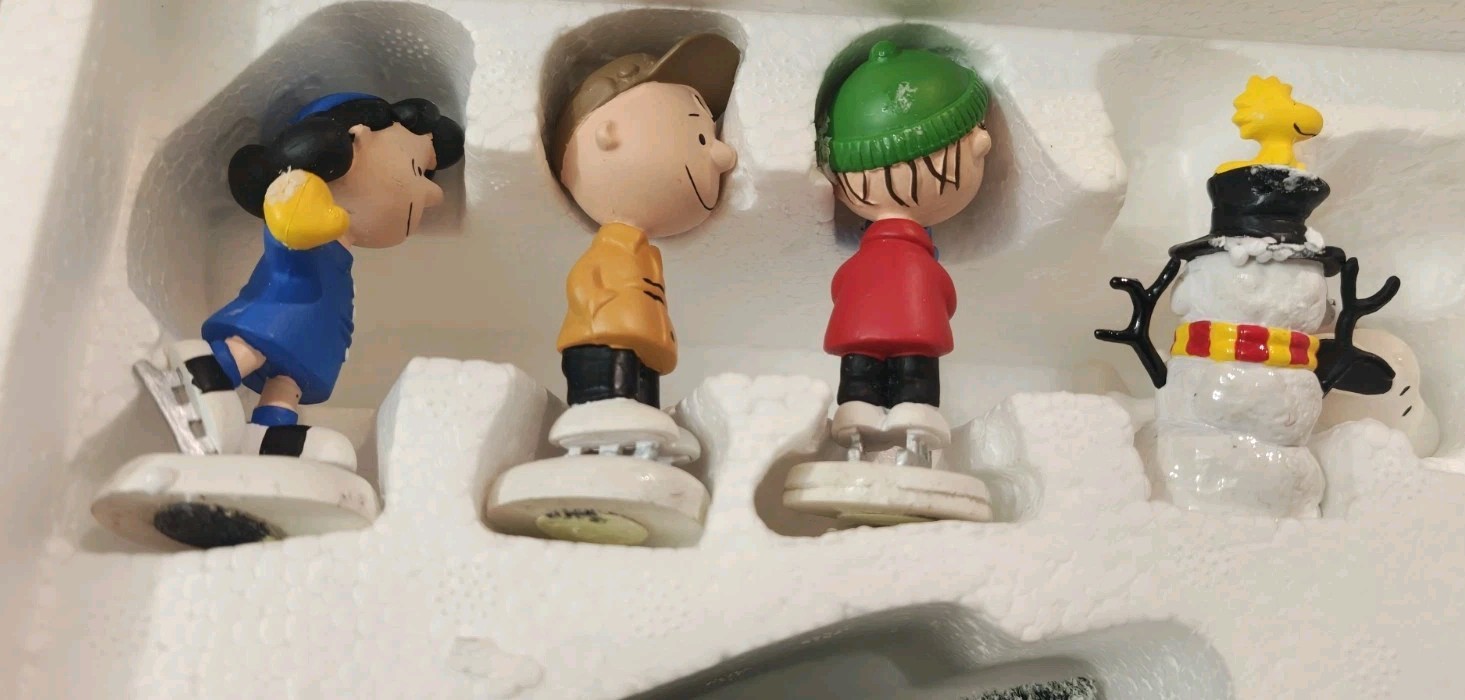 VTG 2004 Department 56 Peanuts on Ice Skating Rink 5659093 Working Complete