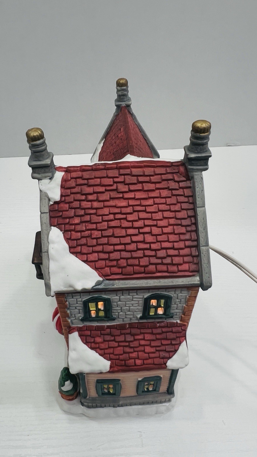 Christmas Delights “Apres Ski Lodge” Porcelain Lighted House Excellent !