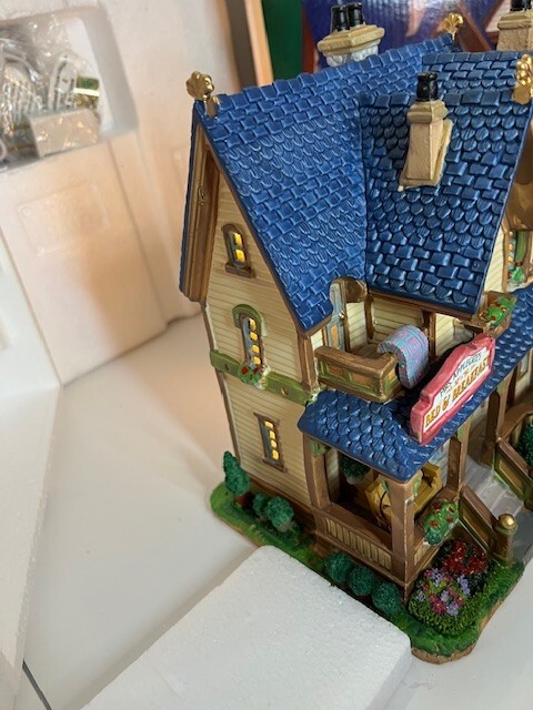 LEMAX Lighted House “Mrs Applegates Bed & Breakfast” NIB