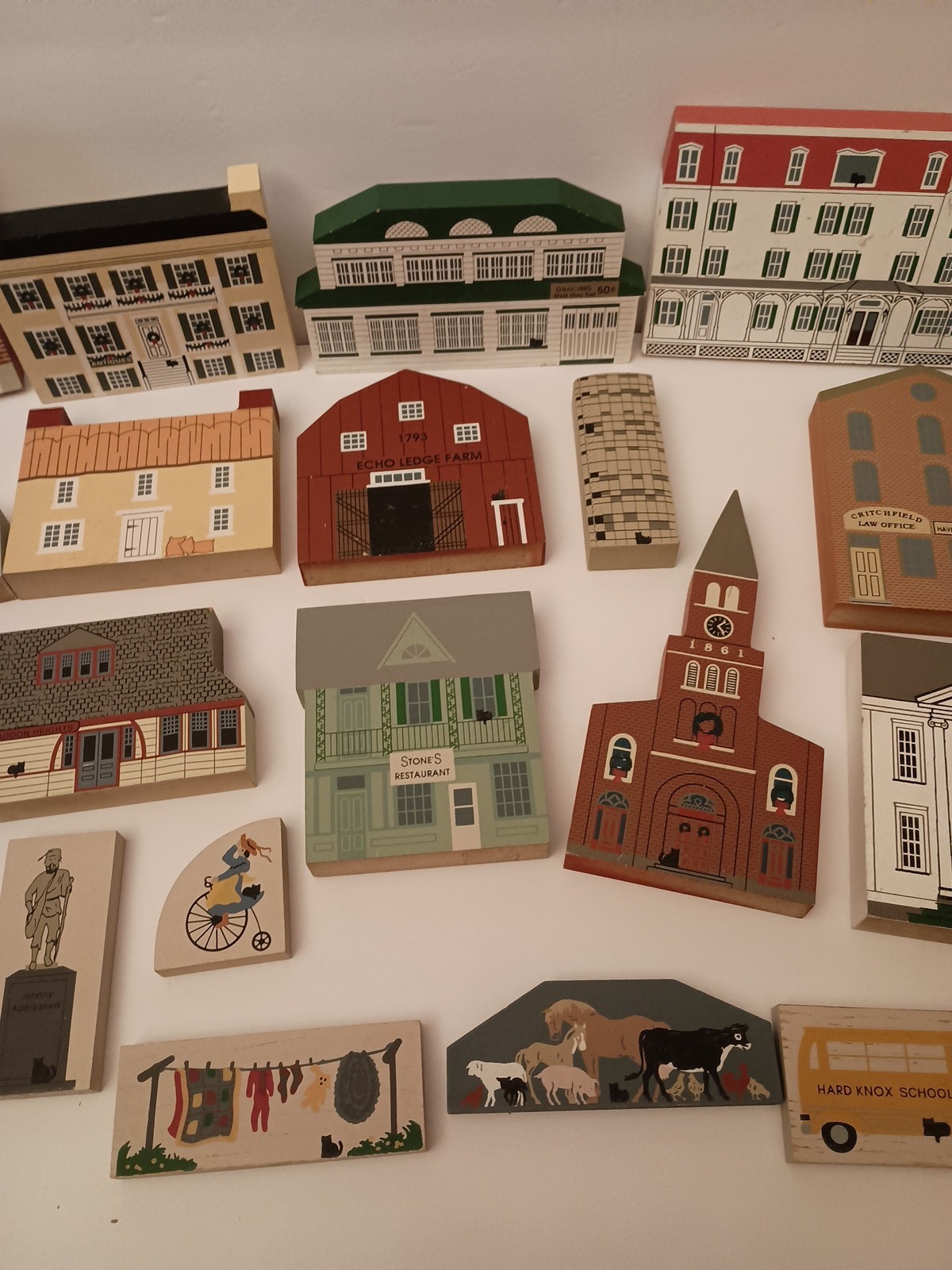 Cat’s Meow Village Lot of 20 Pieces Buildings & Accessories 1988-1996