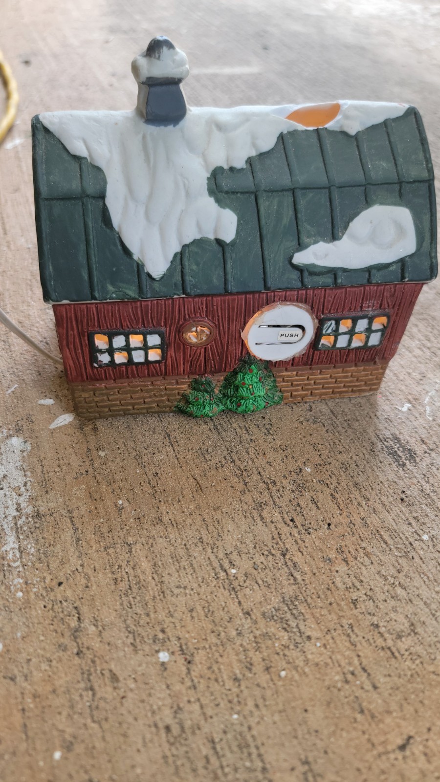 Vintage A Christmas Red Barn – Light Up Cracked Roof