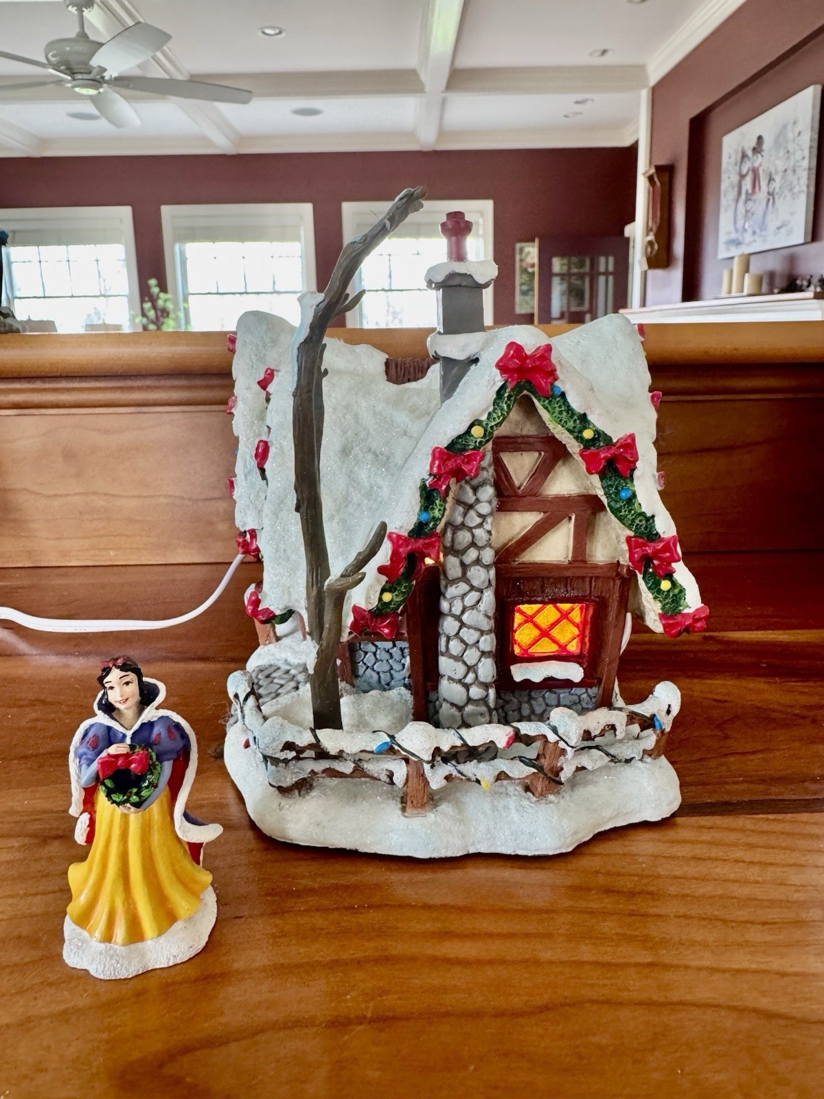 HAWTHORNE VILLAGE/DISNEY HI-HO HOLIDAY COTTAGE W/ SNOW WHITE