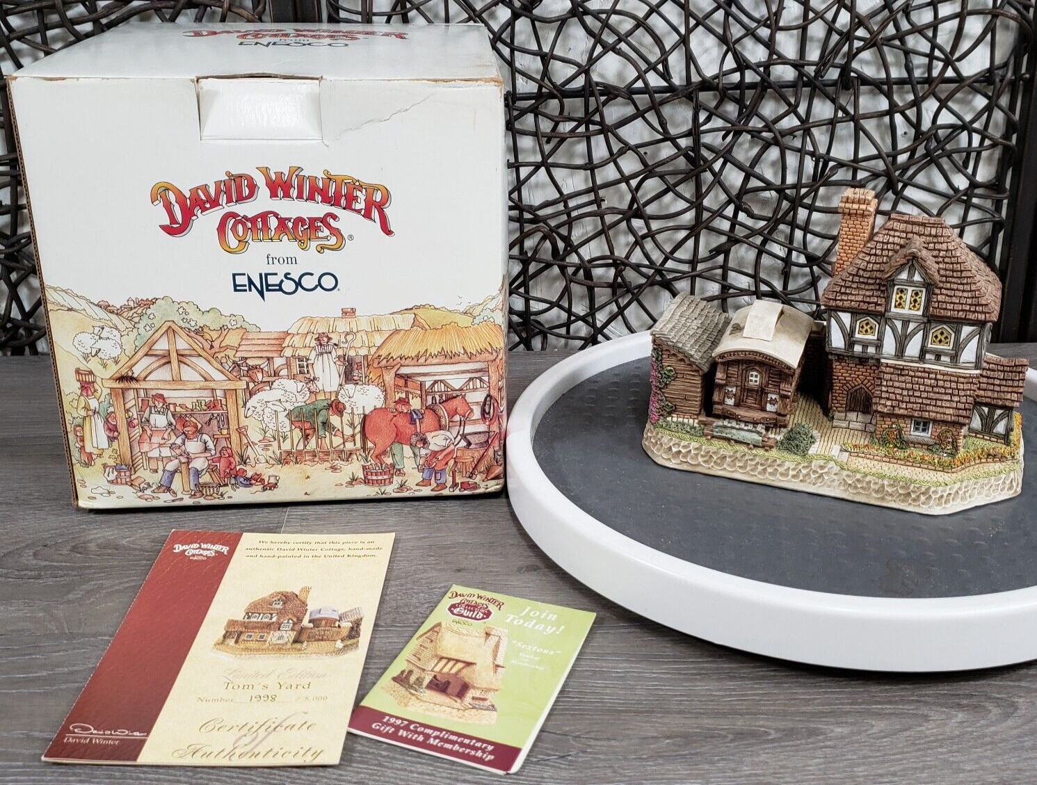 David Winter D1011 Tom’s Yard 1997 Limited Edition 1998/5000 Original Box COA