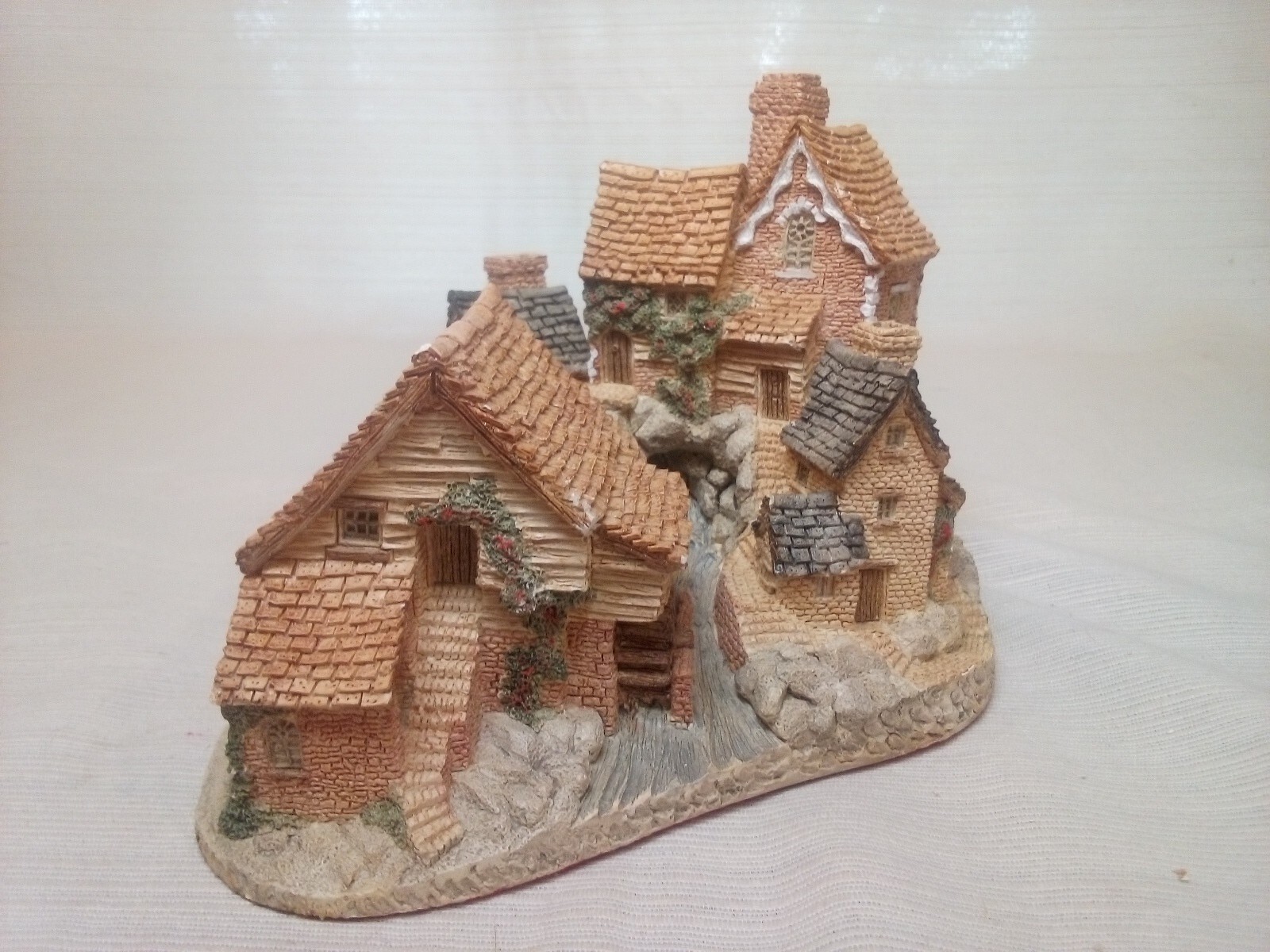BROOKSIDE HAMLET – by David Winter 1982 with box w/COA Hand Made Hand Painted