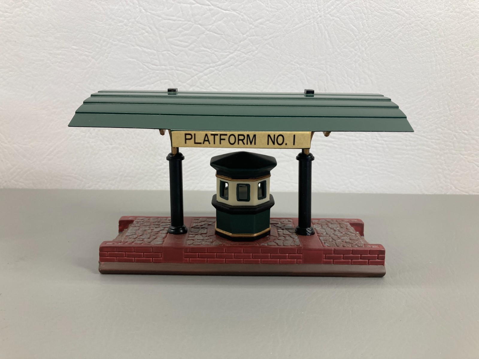 Department 56 Dickens Village Victoria Station Train Platform 1989 EUC