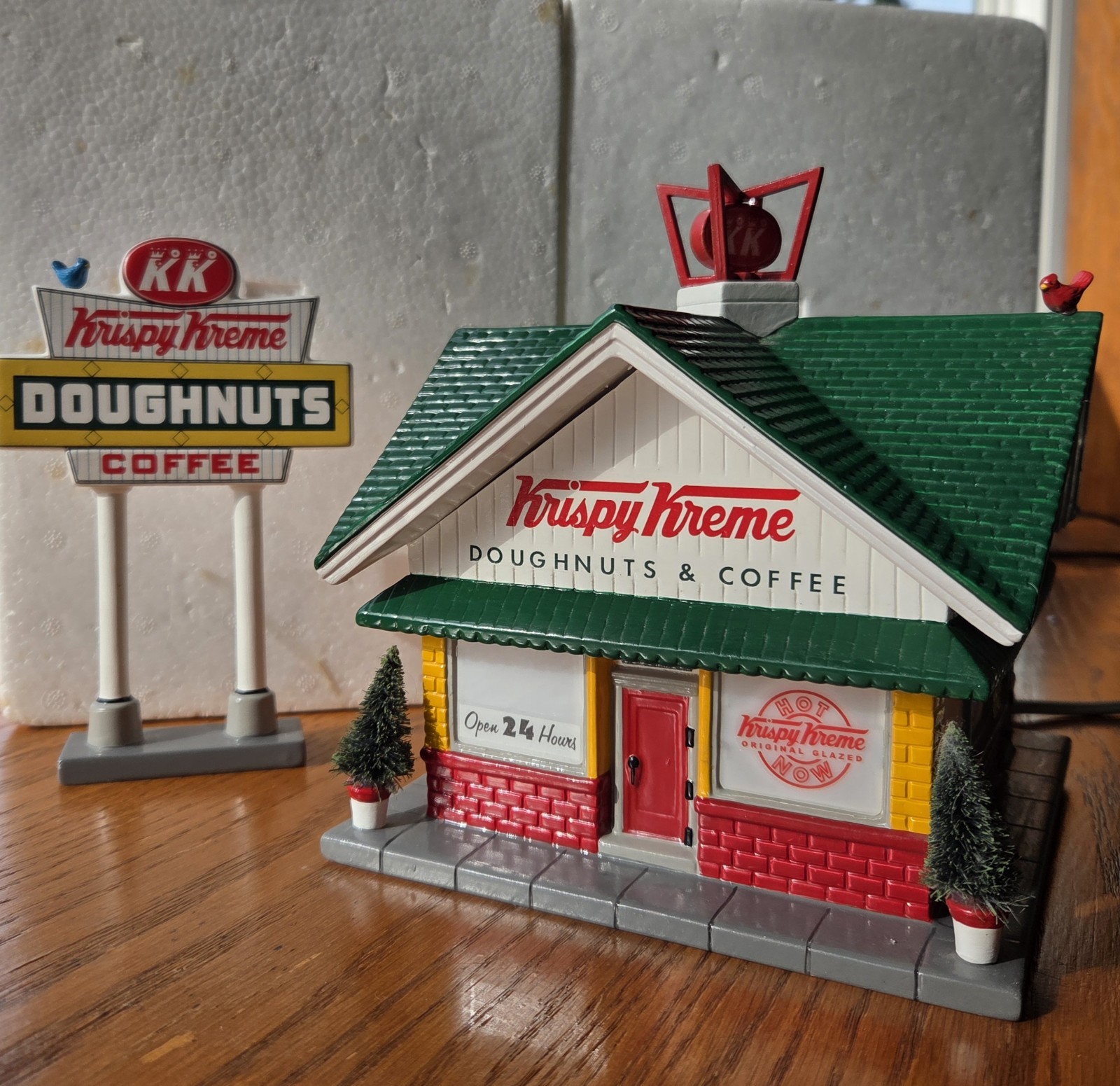 Department 56 Christmas Krispy Kreme Doughnut Shop + Sign, 2001, Original Box