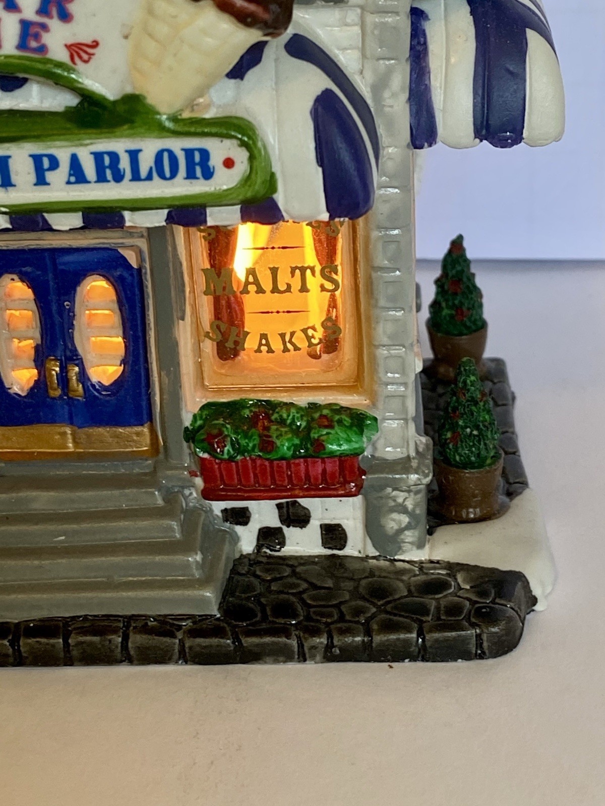 Vintage Lemax Santas Wonderland The Sugar Cone Ice Cream Parlor Lighted Building