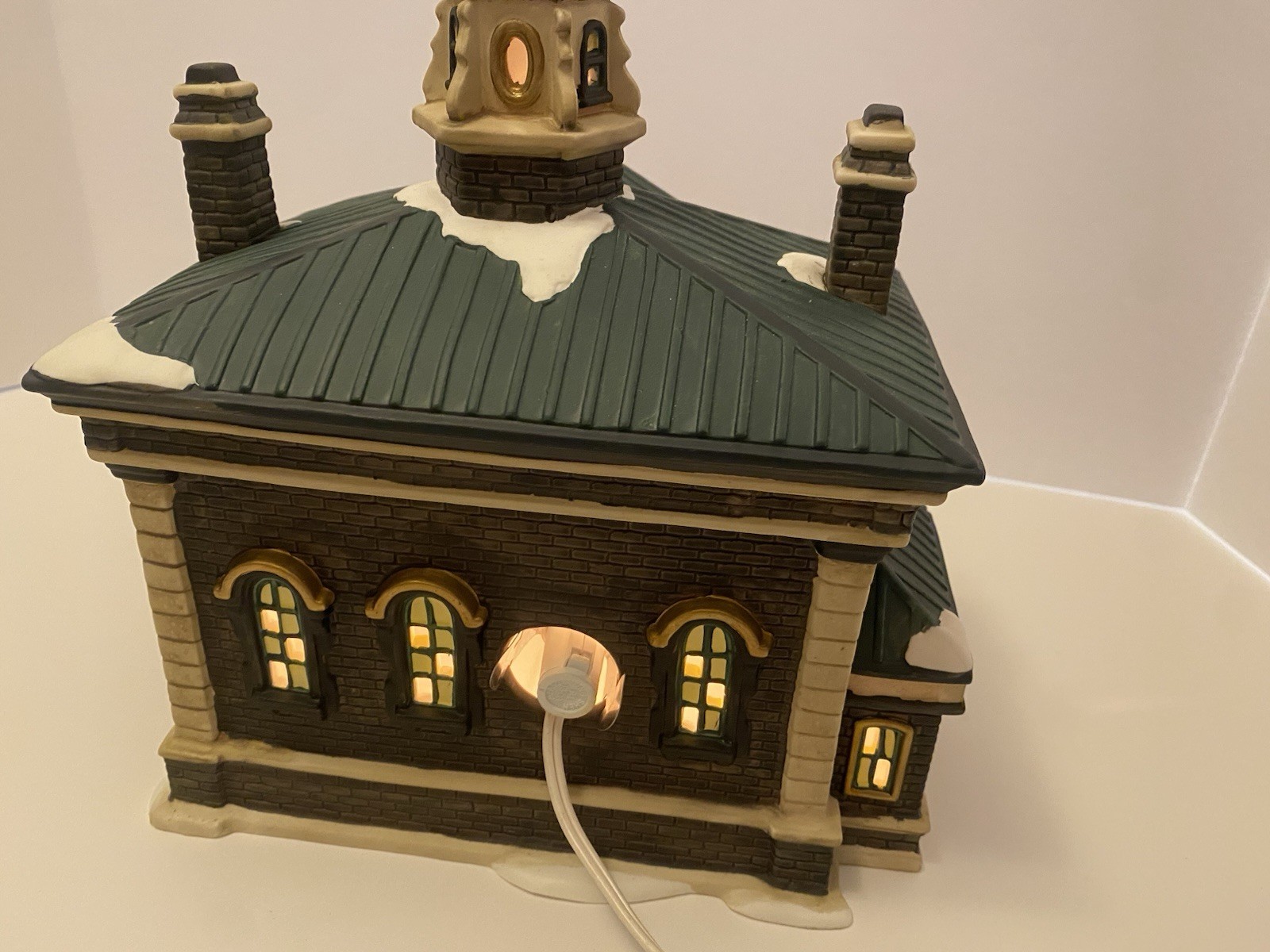 READ Vintage Village Bank Porcelain Building Christmas / Winter Dept 18 Lighted