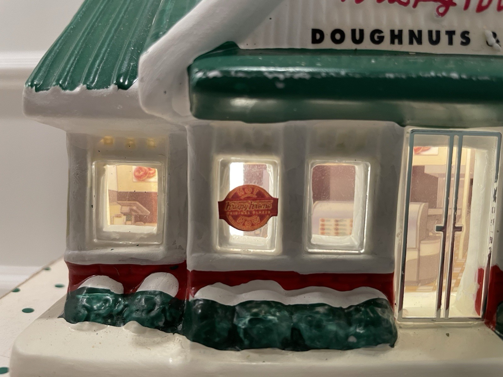 Santa’s Best Kristy Kreme Donut Shop Lighted Porcelain House with Box