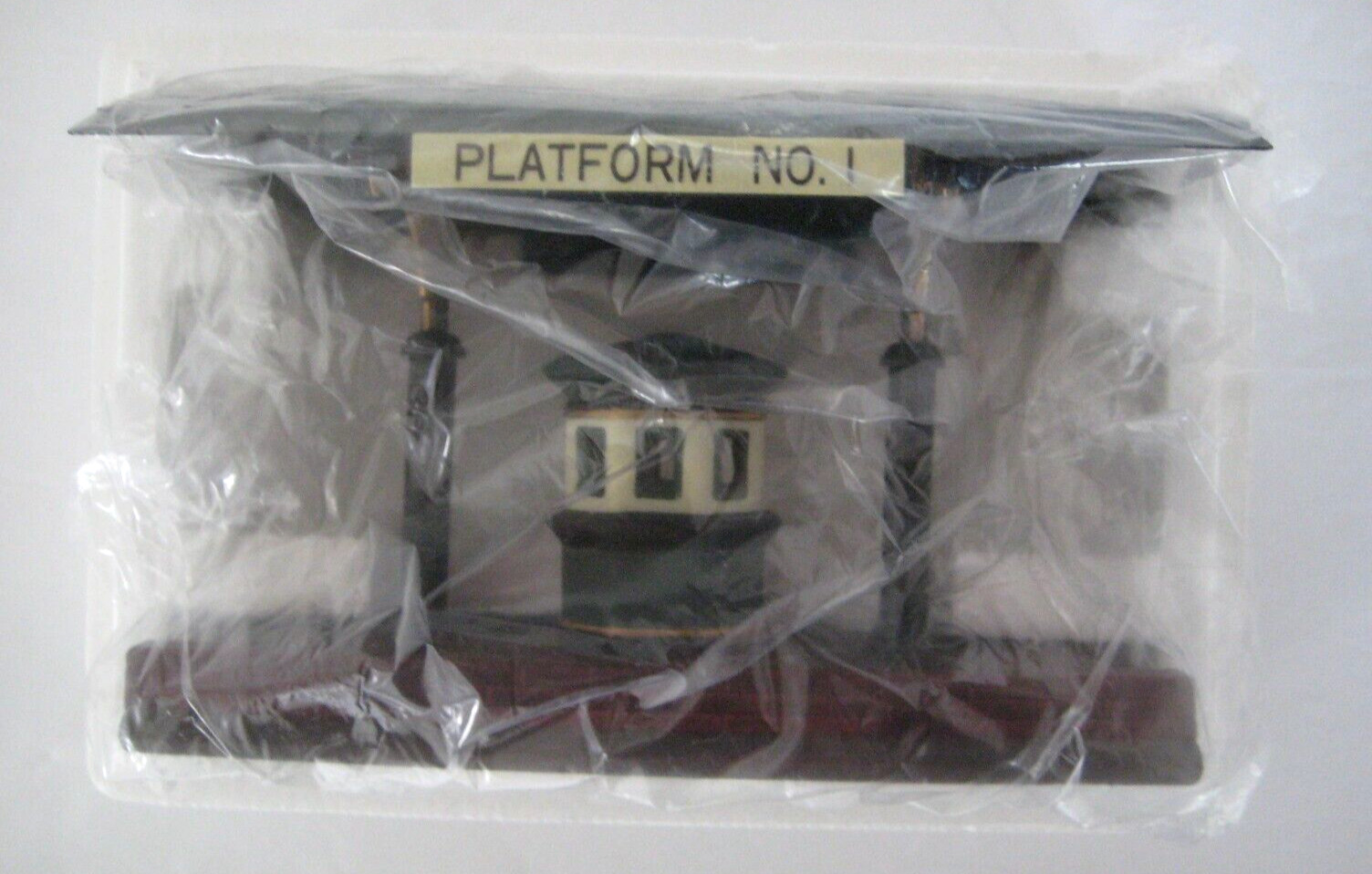 Department 56 VICTORIA STATION TRAIN PLATFORM #5575-1 in box MINT