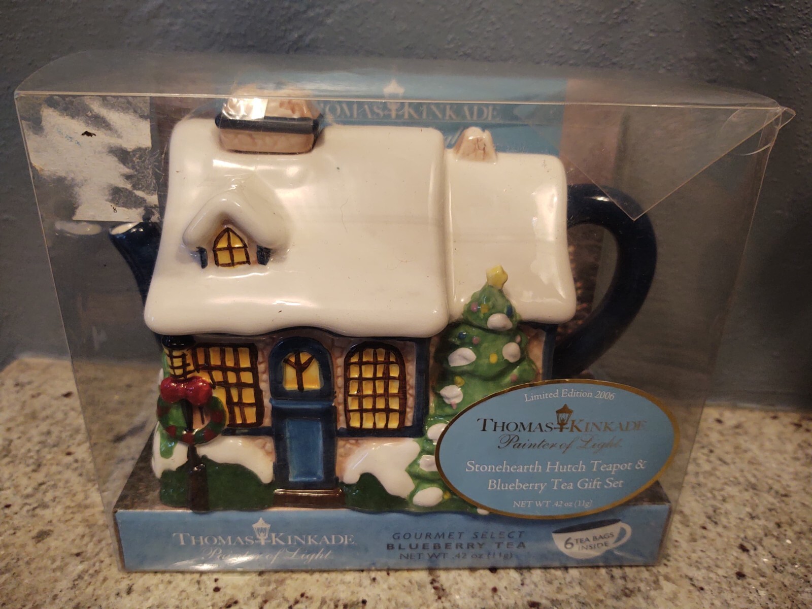 2006 Limited Edition Thomas Kinkade Stonehearth Hutch Teapot Christmas Brand New