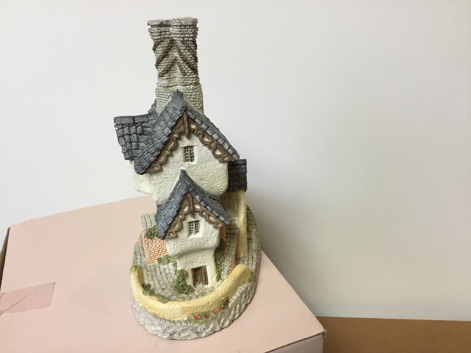 David Winter 1984 MASTER MASON (6 1/2″ x 5″) English Structure NIB/COA Dealer