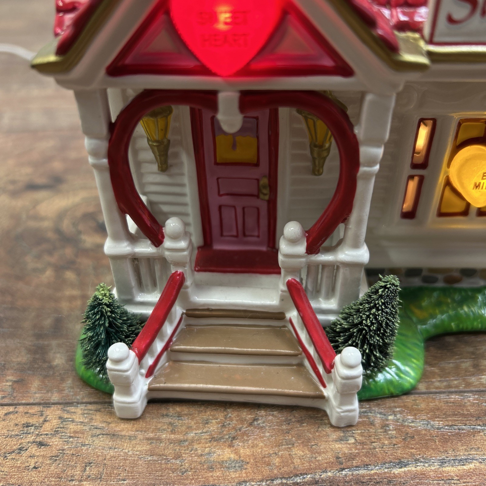 Retired Dept 56 Valentine Village Sweetheart Candy Shop w/Flashing Heart Lights*