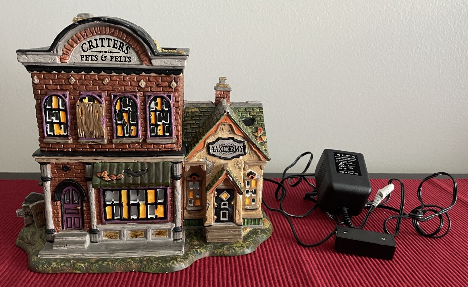 Critter’s Pets & Pelts Dept 56 Halloween Lighted and Sounds Tested Works No Sign
