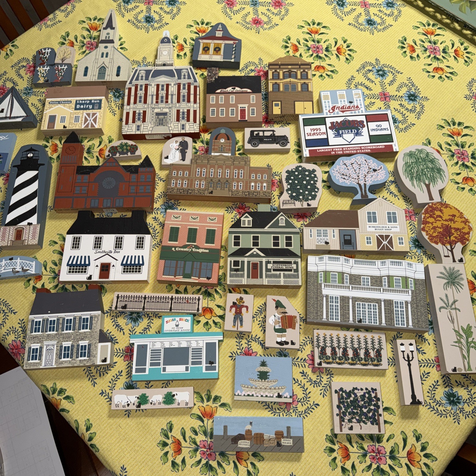 Cat’s Meow Village Vtg Lot of 42 Wood Figurine Shelf Sitters Trees Amish PA OH
