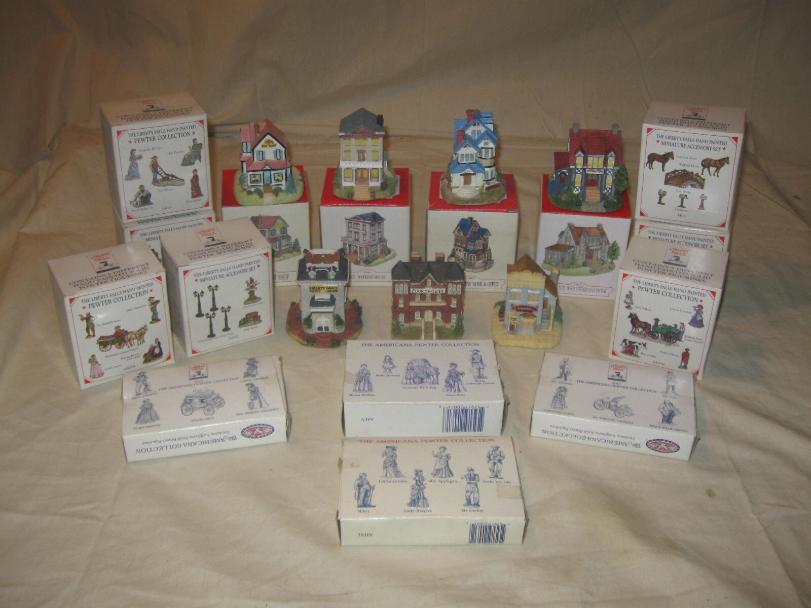 Lot 19 Liberty Falls Collection House Pewter Figure & Accessories Ho Scale Train