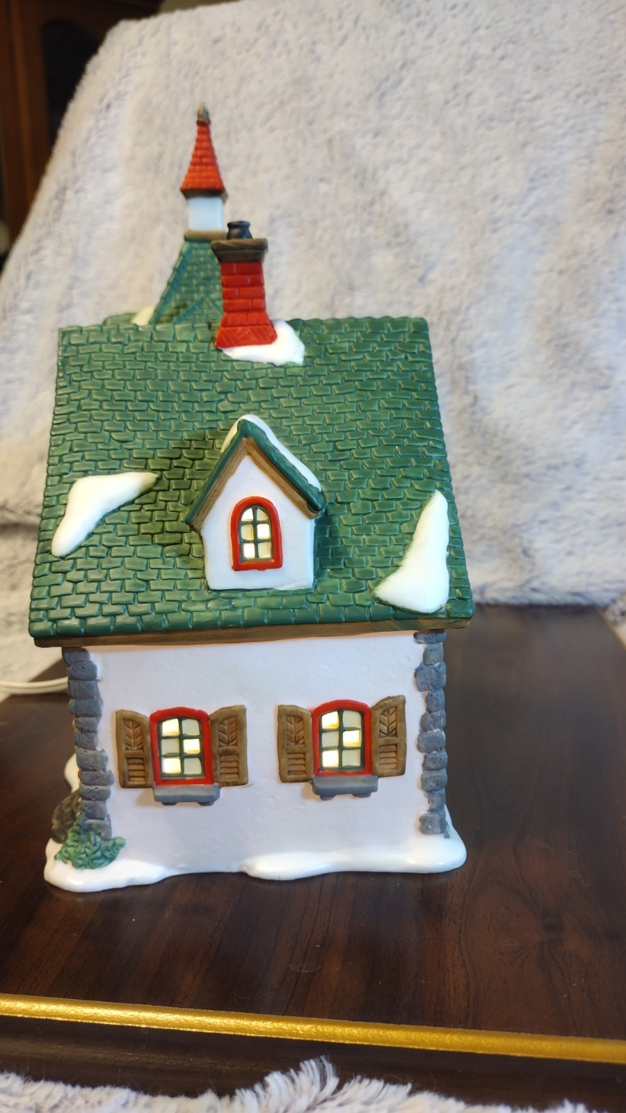 Heartland Valley Village Porcelain Lighted Christmas SANTA’S ICE CREAM SHOP