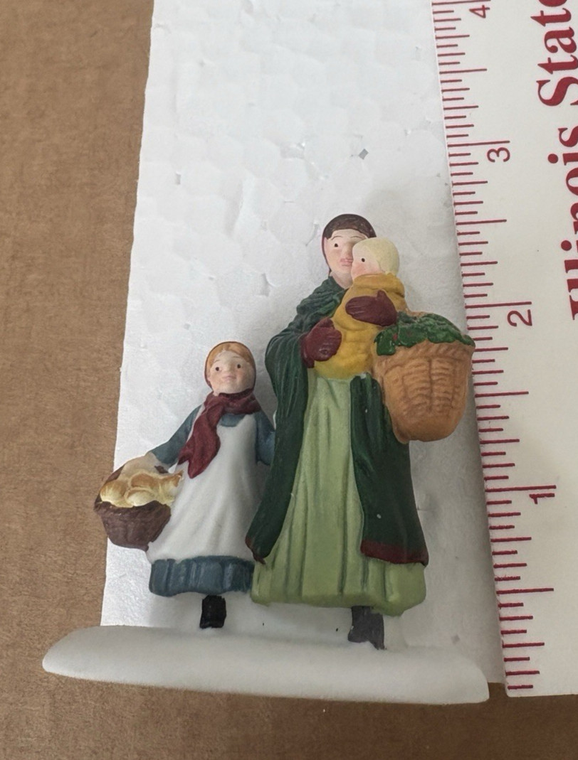Dept 56 Heritage Village Collection 1 Market Day Shopper 2 Portobello Peddlers