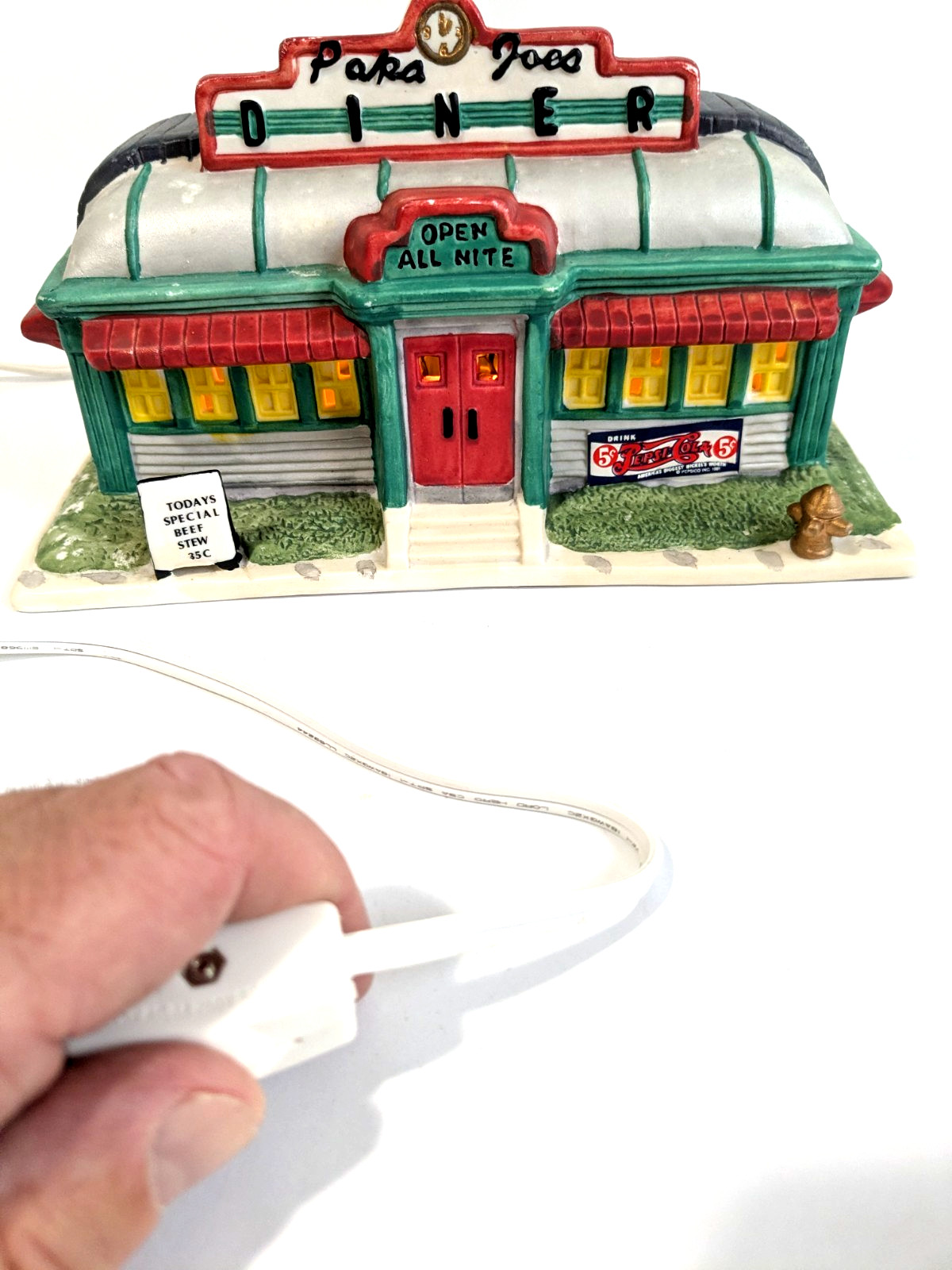 Spirit of America Papa Joe’s Diner Illuminated Porcelain Building Santa’s Best