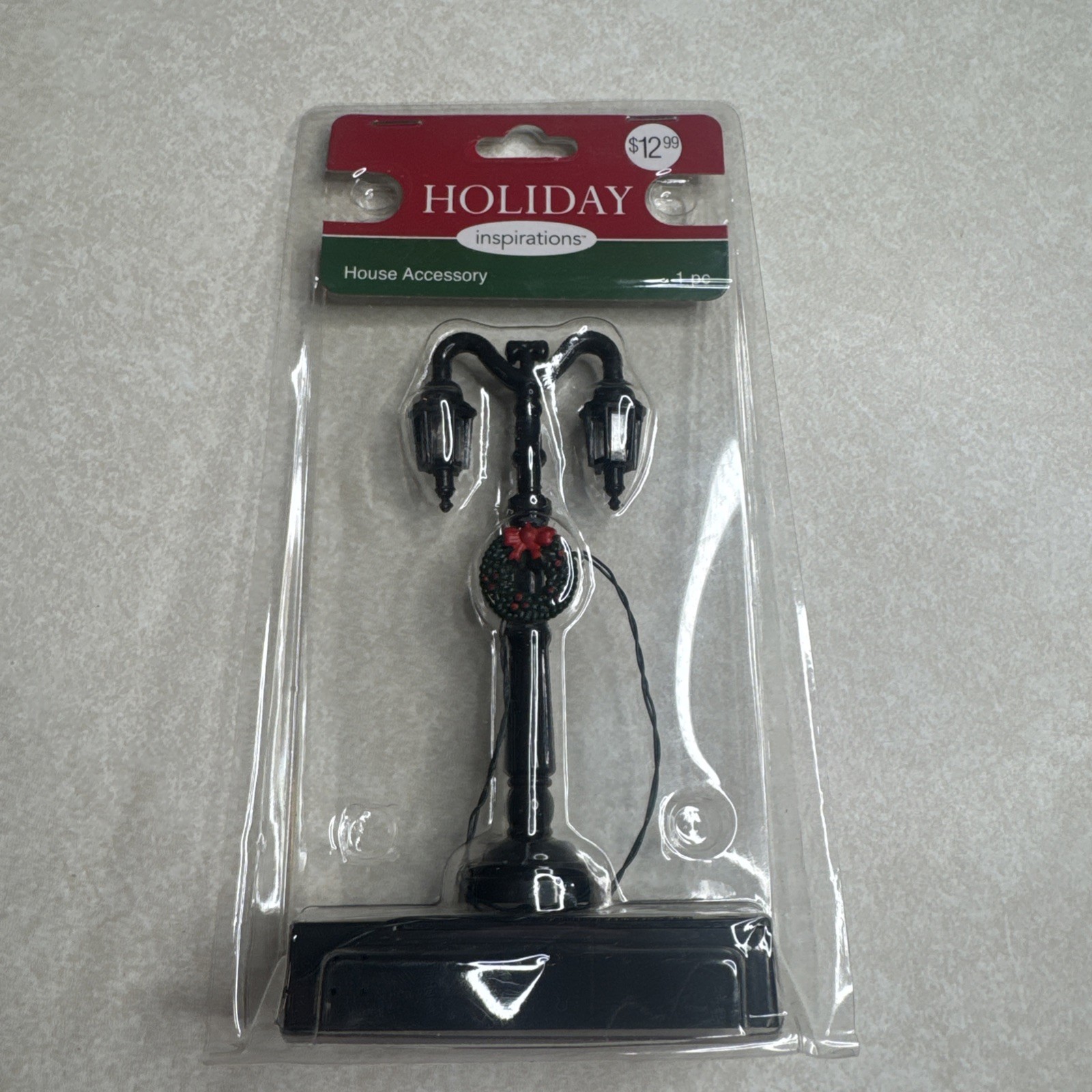 Holiday Inspirations Christmas Village Lighted Lamp Post With Wreath LE3