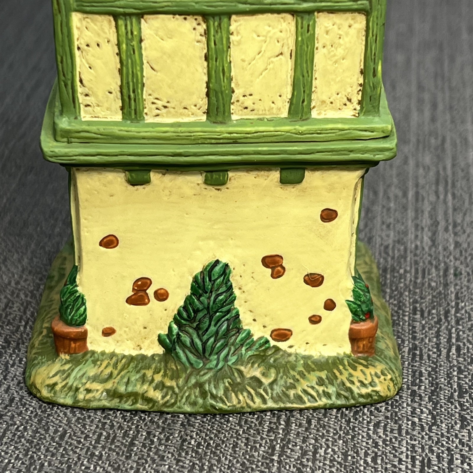 Vtg 2000 Dept 56 HVC Dickens Village Series Hedgerow Dovecote Accessory #58524