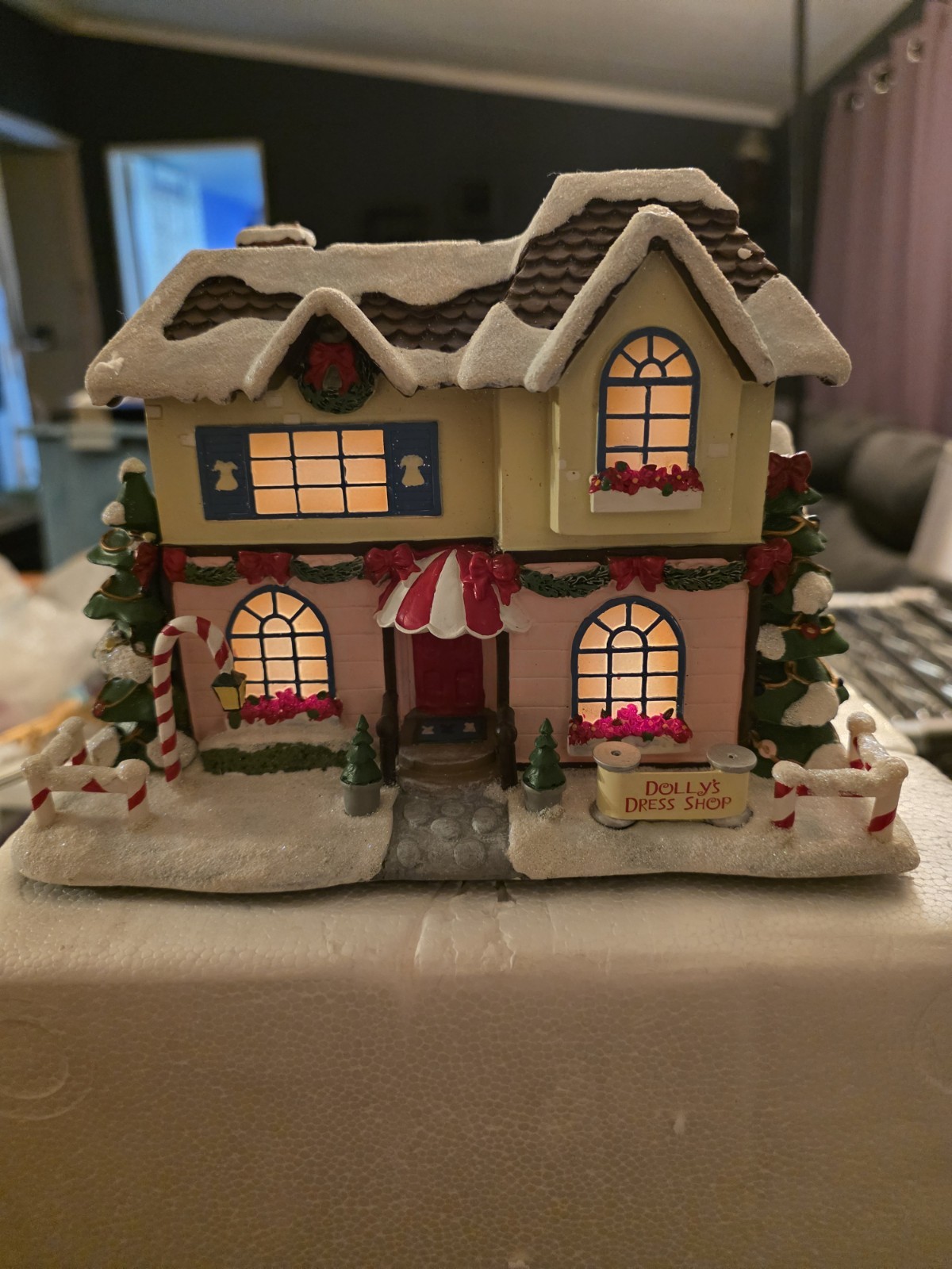 Hawthorne Village Rudolph’s Christmas Town Dolly’s Dress Shop Lighted Boxed 2006