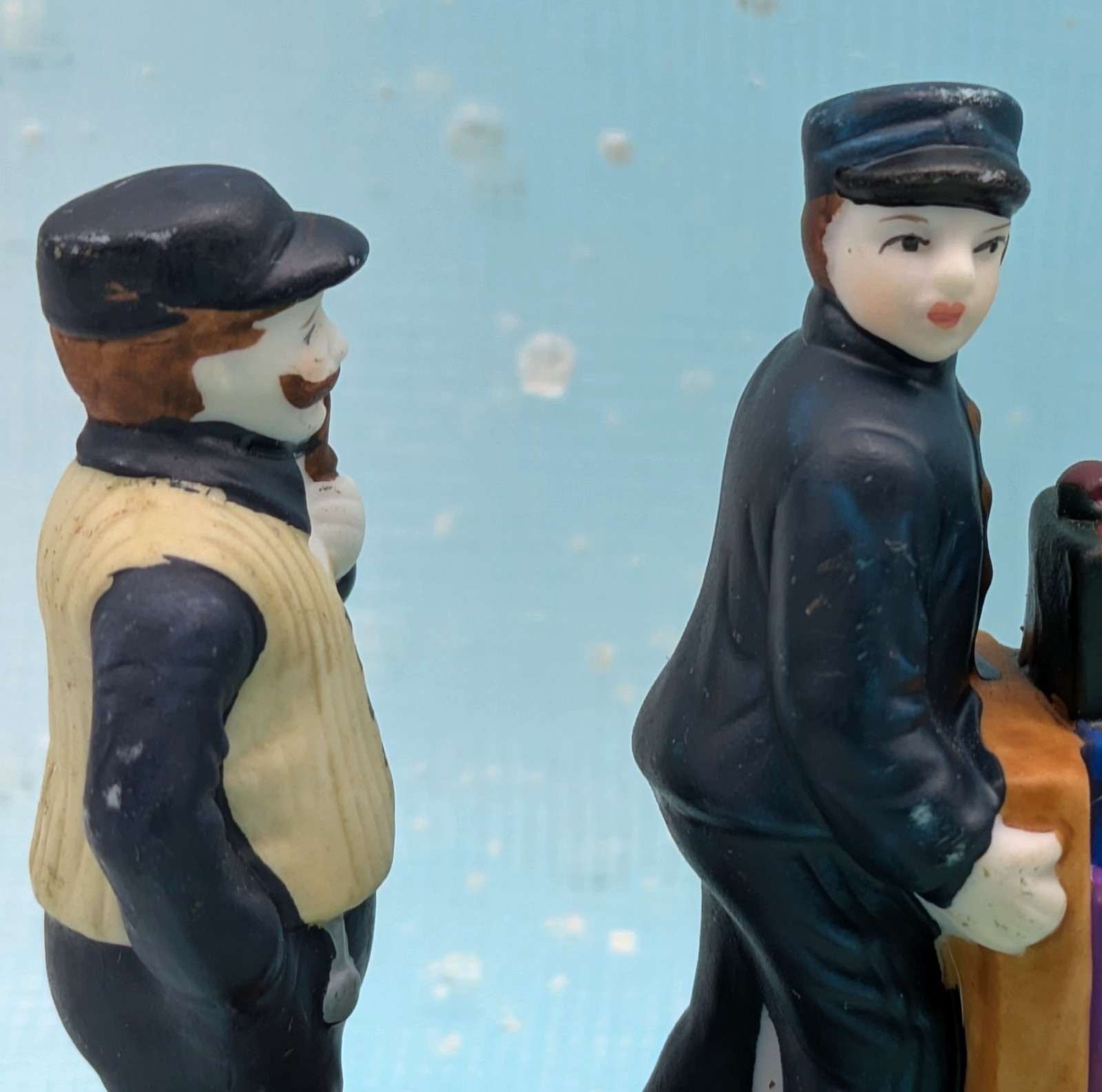 *PAINT LOSS Hershey’s Village baggage luggage porters porcelain LOOSE INV728