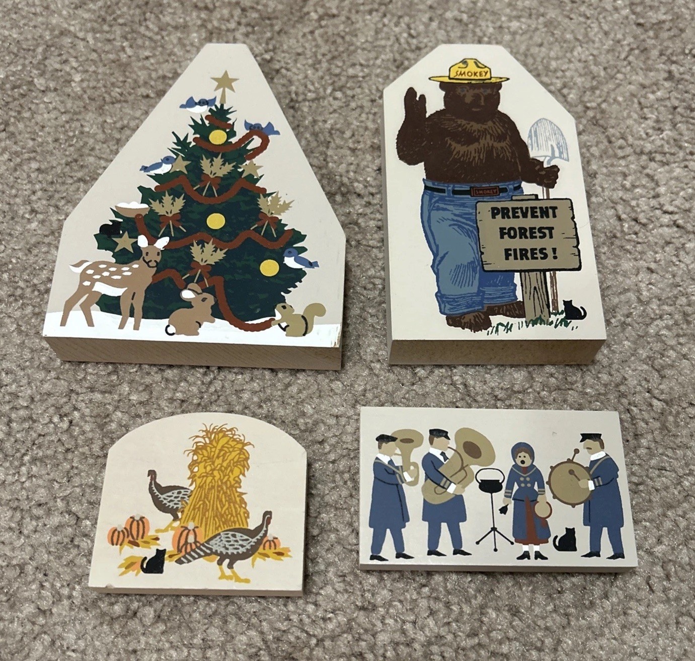 Cat’s Meow Village 1994 4 Accessories Smokey Bear Band Christmas Tree Chickens