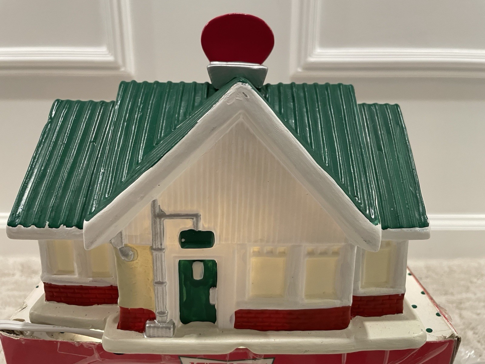 Santa’s Best Kristy Kreme Donut Shop Lighted Porcelain House with Box