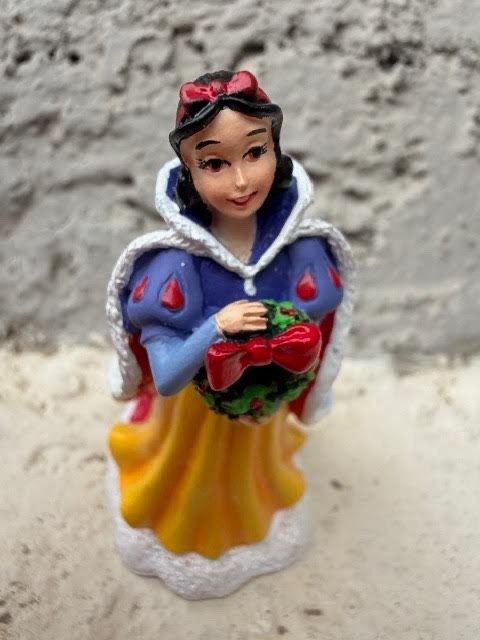 HAWTHORNE VILLAGE/DISNEY HI-HO HOLIDAY COTTAGE W/ SNOW WHITE***NEW