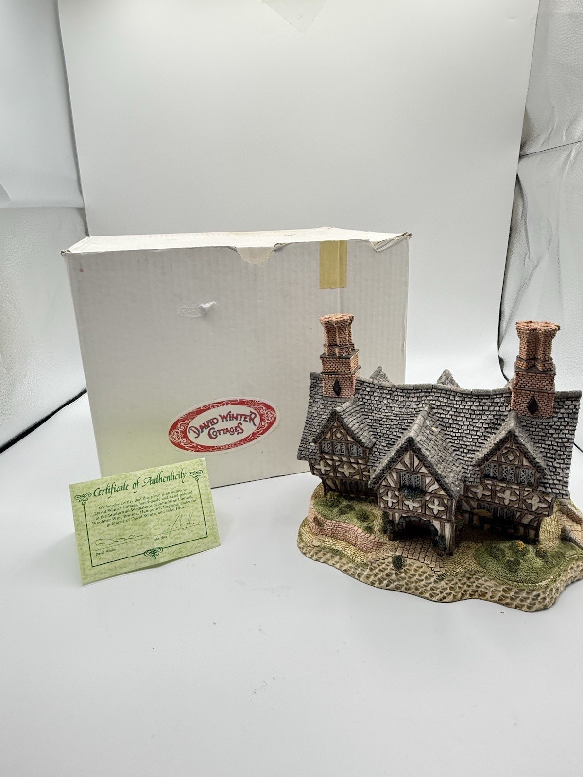 David Winter Cottages: Queen Elizabeth Slept Here #2 1986, COA SIGNED