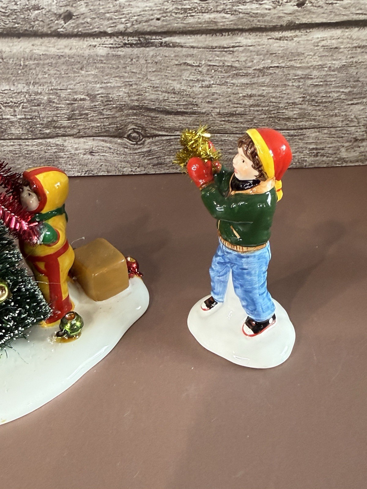 DEPT 56 Snow Village HANGING GARLAND TREE DECORATING + 1 Figure Christmas