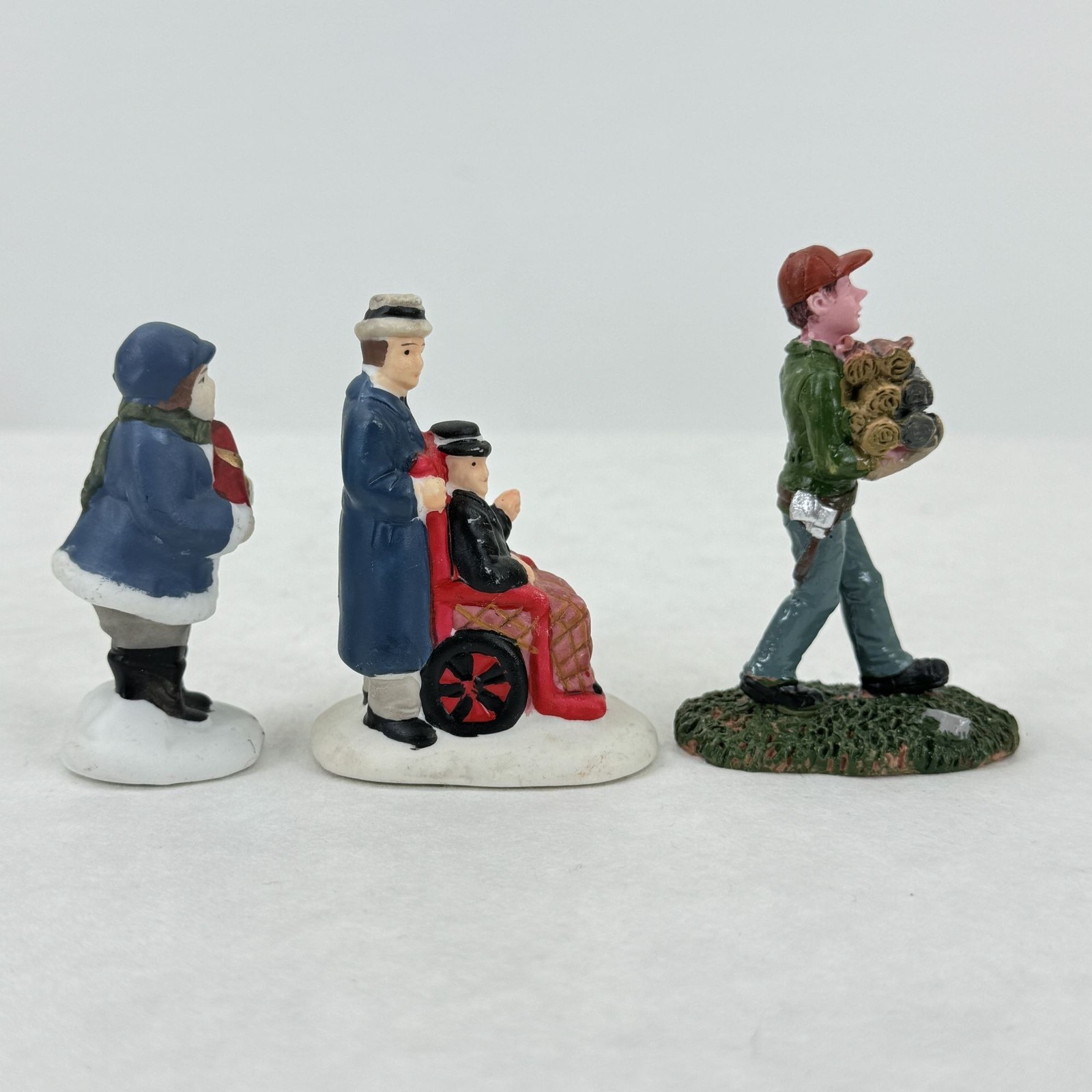 Vtg Christmas Village Accessories 3 Miniature Figurines 2 White Picket Fence