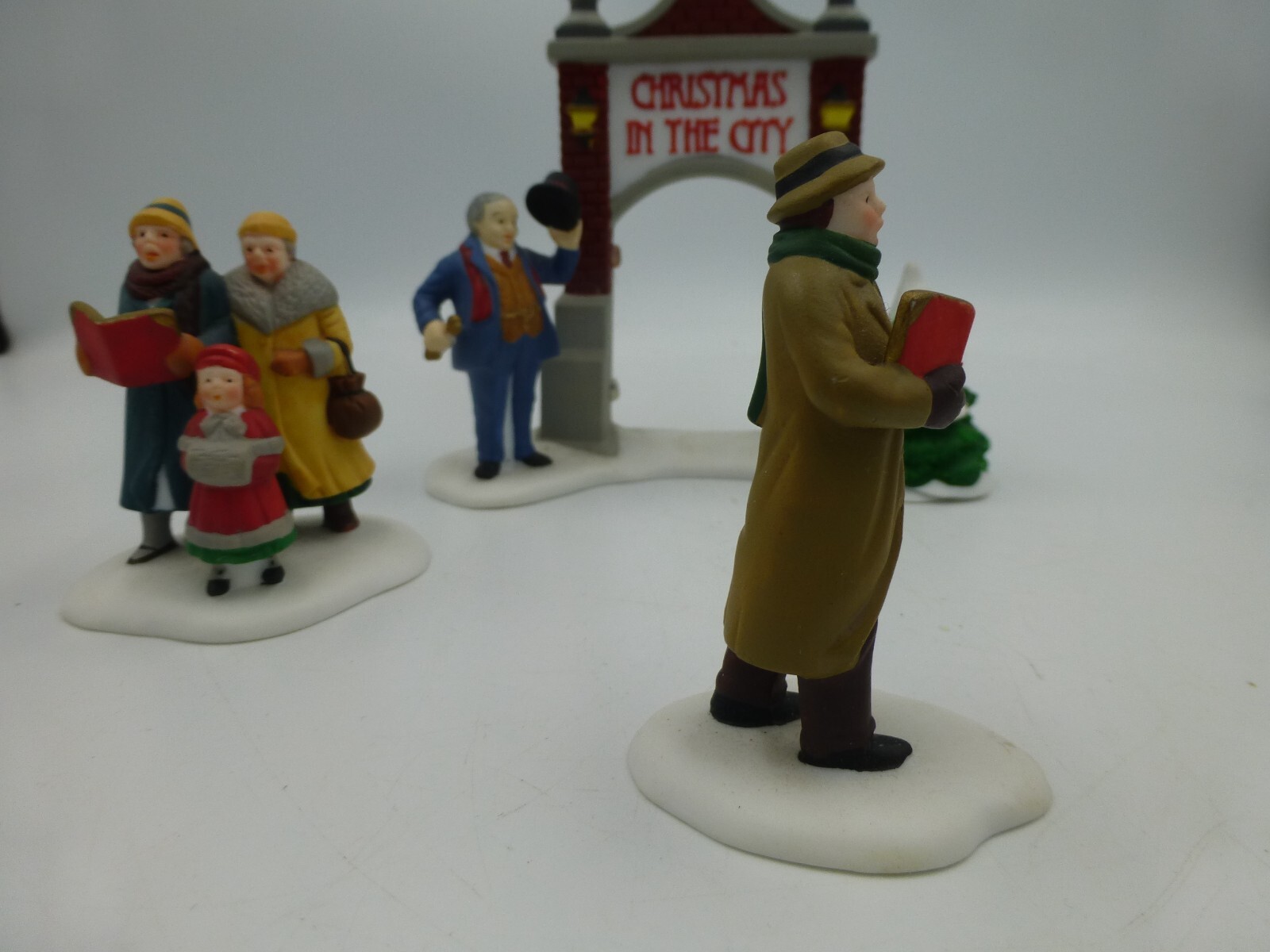 Dept 56 -‘Caroling Thru the City’ 3 Figures 5548-4, ‘Key to the City’ 5889-3 etc