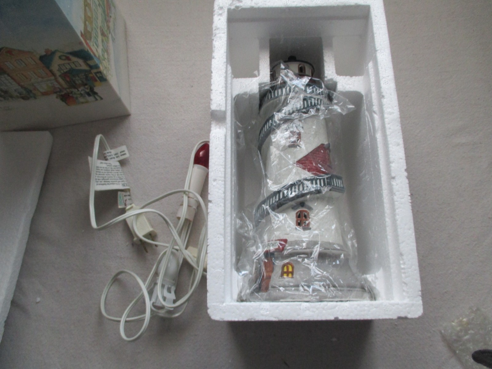 1995 LEMAX PLYMOUTH CORNERS HAVERFORD PORCELAIN LIGHTED LIGHTHOUSE